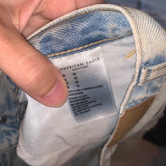 American Eagle Light Wash Distressed High Waisted Mom Shorts Cuffed Size 10 - Picture 4 of 5